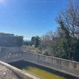 Prodaje se kuća s bazenom i pogledom na more – mirno selo Raša