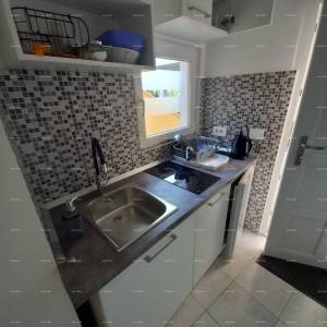 Prodaje se kuća sa 3 apartmana i dvorištem, blizu Pule. Pješčana uvala.