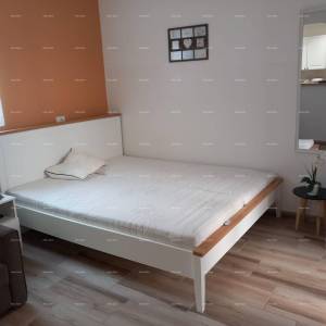 Prodaje se kuća sa 3 apartmana i dvorištem, blizu Pule. Pješčana uvala.