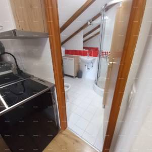 Prodaje se kuća sa 3 apartmana i dvorištem, blizu Pule. Pješčana uvala.