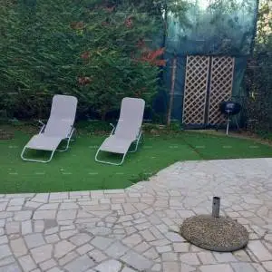 Prodaje se kuća sa 3 apartmana i dvorištem, blizu Pule. Pješčana uvala.