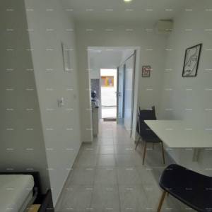 Prodaje se kuća sa 3 apartmana i dvorištem, blizu Pule. Pješčana uvala.