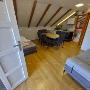 Prodaje se kuća sa 3 apartmana i dvorištem, blizu Pule. Pješčana uvala.