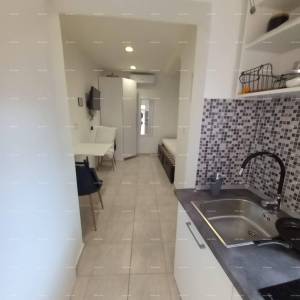 Prodaje se kuća sa 3 apartmana i dvorištem, blizu Pule. Pješčana uvala.