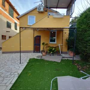 Prodaje se kuća sa 3 apartmana i dvorištem, blizu Pule. Pješčana uvala.