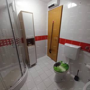 Prodaje se kuća sa 3 apartmana i dvorištem, blizu Pule. Pješčana uvala.