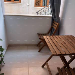 Prodaje se kuća sa 3 apartmana i dvorištem, blizu Pule. Pješčana uvala.