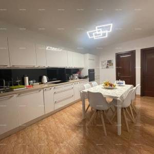 Prodaje se kuća sa 4 stambene jedinice, u samom centru Rovinja,