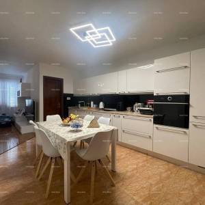 Prodaje se kuća sa 4 stambene jedinice, u samom centru Rovinja,