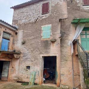 Prodaje se kuća za renovaciju, blizina Tinjana!