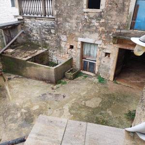 Prodaje se kuća za renovaciju, blizina Tinjana!