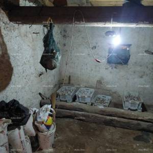 Prodaje se kuća za renovaciju, blizina Tinjana!