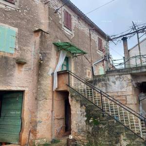 Prodaje se kuća za renovaciju, blizina Tinjana!