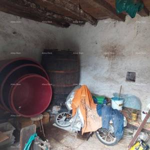 Prodaje se kuća za renovaciju, blizina Tinjana!