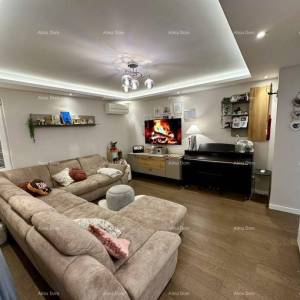 Prodaje se luksuzan prostrani stan u centru Rovinja