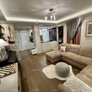 Prodaje se luksuzan prostrani stan u centru Rovinja