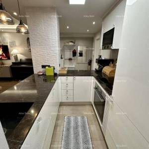 Prodaje se luksuzan prostrani stan u centru Rovinja