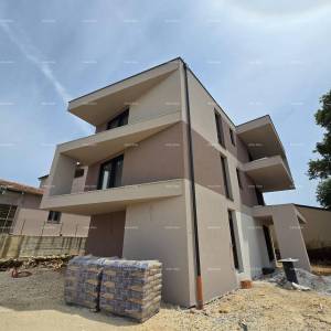 Prodaje se luksuzan stan u Medulinu,  strogi centar mjesta, par minuta lagane šetnje do rive i mora.