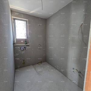 Prodaje se luksuzan stan u Medulinu,  strogi centar mjesta, par minuta lagane šetnje do rive i mora.