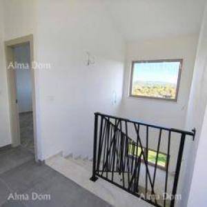 Prodaje se samostojeća kuća, 169 m2, s bazenom, Marčana