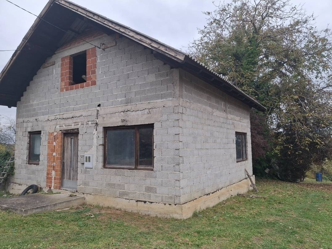 Prodajem kuću sa okućnicom