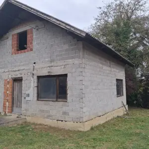 Prodajem kuću sa okućnicom