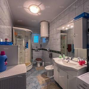 Prodajemo kuću sa dva stana u Valbandonu.