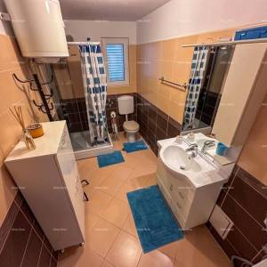 Prodajemo kuću sa dva stana u Valbandonu.