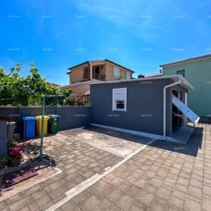 Prodajemo kuću sa dva stana u Valbandonu.