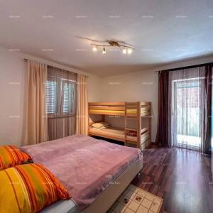 Prodajemo kuću sa dva stana u Valbandonu.