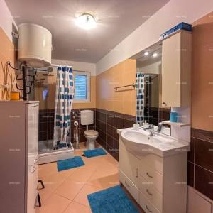 Prodajemo kuću sa dva stana u Valbandonu.