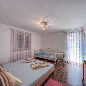 Prodajemo kuću sa dva stana u Valbandonu.