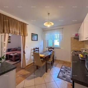 Prodajemo kuću sa dva stana u Valbandonu.