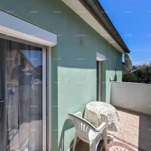 Prodajemo kuću sa dva stana u Valbandonu.