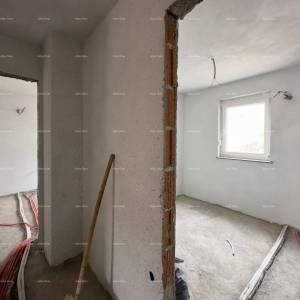 Prodajemo stan  na odličnoj lokaciji!  Kaštanjer, manja zgrada. Blizina nove bolnice.