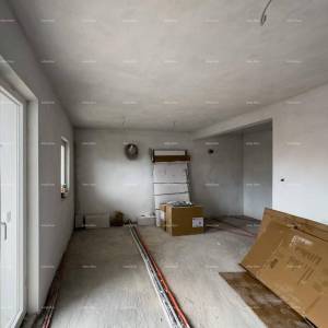 Prodajemo stan  na odličnoj lokaciji!  Kaštanjer, manja zgrada. Blizina nove bolnice.