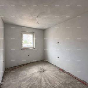 Prodajemo stan  na odličnoj lokaciji!  Kaštanjer, manja zgrada. Blizina nove bolnice.