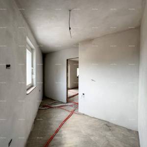 Prodajemo stan  na odličnoj lokaciji!  Kaštanjer, manja zgrada. Blizina nove bolnice.