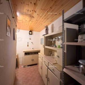 Prodajemo veliku samostojeću kuću sa velikom okućnicom!