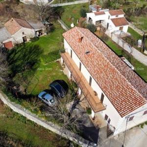 Prodajemo veliku samostojeću kuću sa velikom okućnicom!