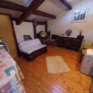 Prostrana kuća u Marčani s tri kata i vrtom-prodaja.