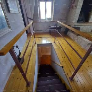 Prostrana kuća u Marčani s tri kata i vrtom-prodaja.