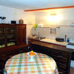 Prostrana kuća u Marčani s tri kata i vrtom-prodaja.