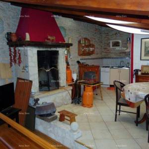 Prostrana kuća u Marčani s tri kata i vrtom-prodaja.