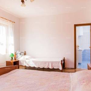 Prostrana kuća u Pazinu s velikim dvorištem i modernim dizajnom