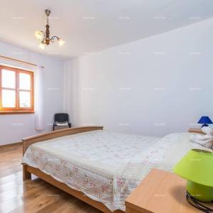 Prostrana kuća u Pazinu s velikim dvorištem i modernim dizajnom