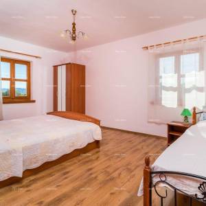 Prostrana kuća u Pazinu s velikim dvorištem i modernim dizajnom