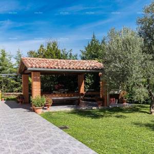 Prostrana kuća u Pazinu s velikim dvorištem i modernim dizajnom