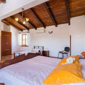 Prostrana kuća u Pazinu s velikim dvorištem i modernim dizajnom