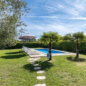 Prostrana kuća u Pazinu s velikim dvorištem i modernim dizajnom